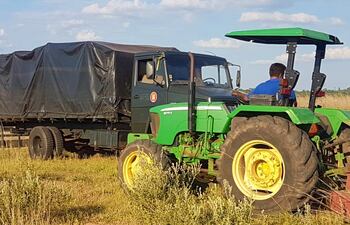 Militares impidieron que operarios de la firma LMJ SA realicen trabajos de limpieza en un predio en disputa.