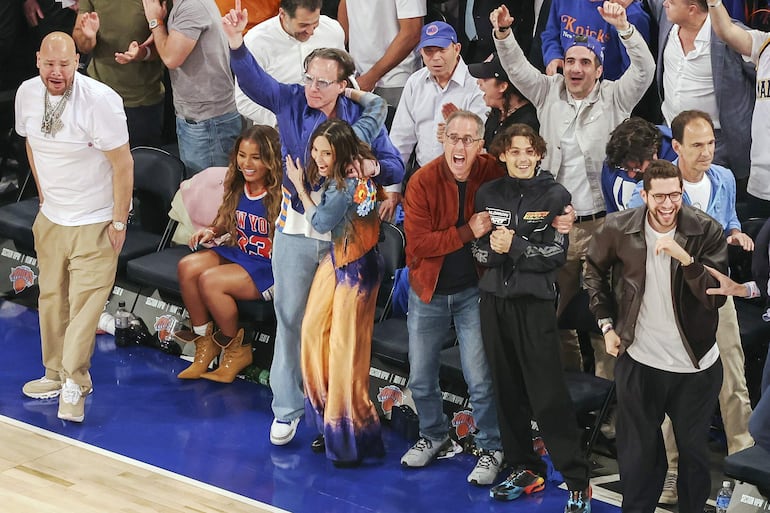 El comediante estadounidense Jerry Seinfeld celebra junto a otros aficionados ante la ventaja de los New York Knicks durante el cuarto partido de las Finales de la NBA, disputado entre los San Antonio Spurs y los New York Knicks en el Madison Square Garden. (EFE/EPA/SARAH YENESEL)
 
