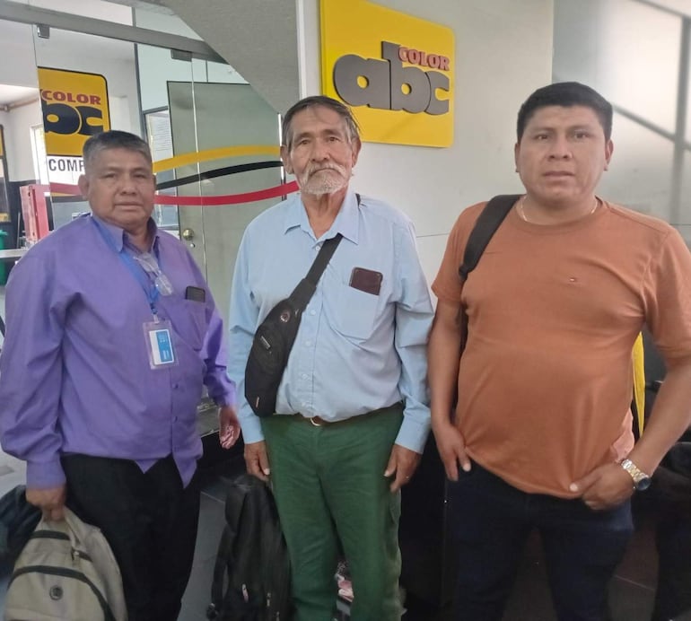 Joaquín Fernández con camisa morada y gafete, Eustaquio Ávalos en camisa celeste y Martín Koja en camiseta marrón, todos en un ambiente de oficina.