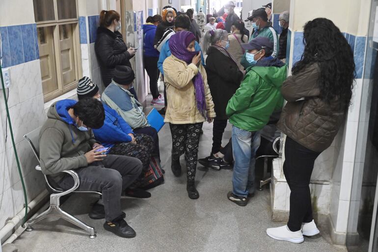 Pasillo del Hospital Barrio Obrero, lleno de pacientes esperando.