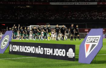 Jugadores de Sao Paulo y de Goiás portan camisetas que llevan el mensaje "Con racismo no hay juego", previo al inicio de un partido por la Serie A brasileña en el estadio Morumbí en Sao Paulo (Brasil). Una campaña contra el racismo en el fútbol y de solidaridad con Vinícius Júnior, víctima de insultos racistas en España, unió este fin de semana a todos los competidores del Campeonato Brasileño en los diez partidos por la octava jornada de la Liga.