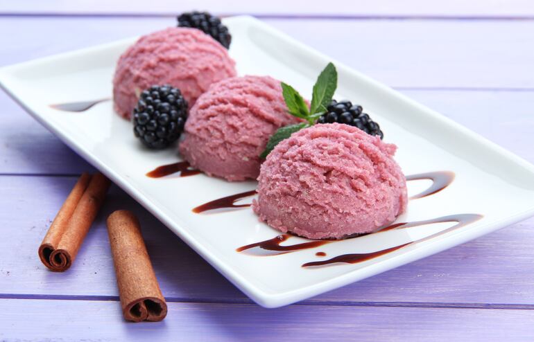 Helado de frutilla y banana.