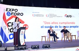 Los principales anfitriones de la inauguración de la Expo & Foro Che Róga Porã 3.0 en el Centro Cultural del Puerto de Asunción son el presidente de la República, Santiago Peña, el ministro de Urbanismo, Vivienda y Hábitat (MUVH), Juan Carlos Baruja, y la presidenta de la Agencia Financiera de Desarrollo (AFD), Stella Guillén