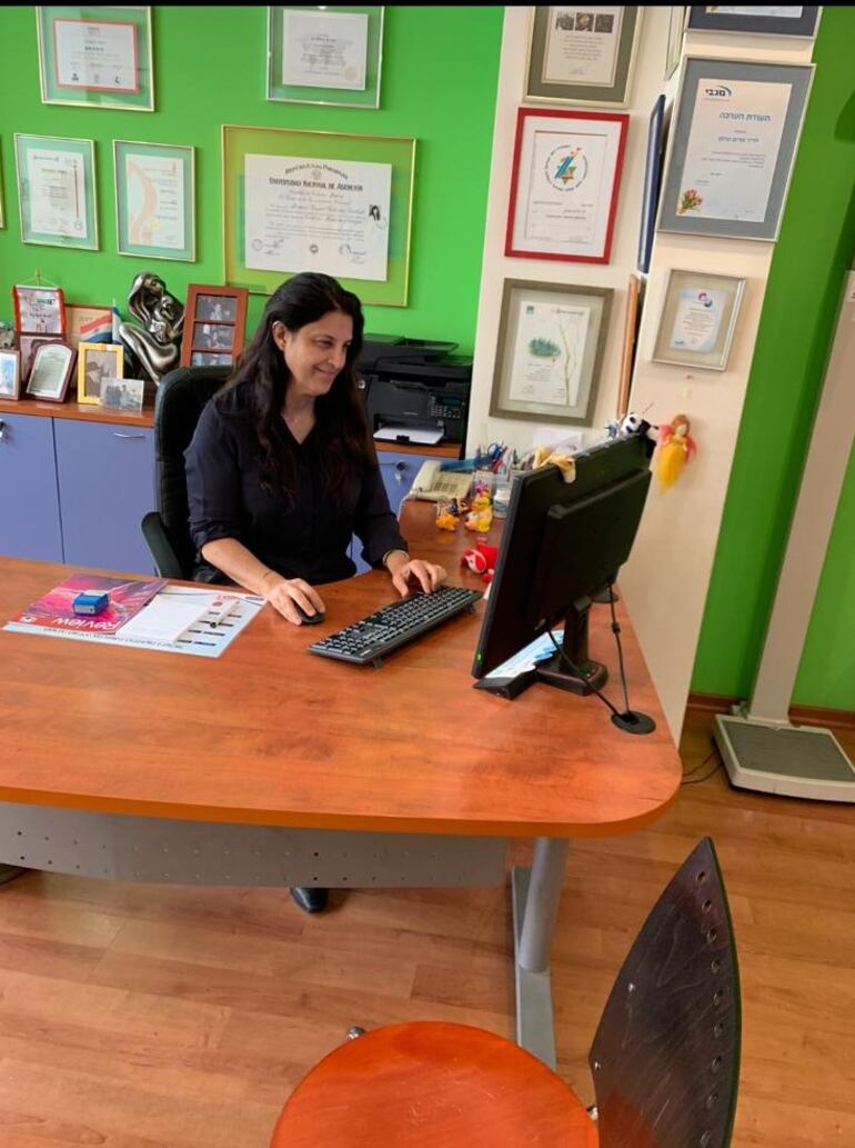 Doctora paraguaya israelí Miriam Herman en su consultorio en Tel Aviv contó los horrores que vio al tener que reconocer los cuerpos de los niños víctimas de los ataques terroristas del grupo hamás del 7 de octubre del 2023.