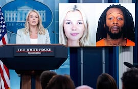 La secretaria de prensa de la Casa Blanca, Karoline Leavitt, habla junto a una foto de la refugiada ucraniana Iryna Zarutska, presuntamente asesinada por Decarlos Brown Jr. (derecha), en un tren ligero en Charlotte, Carolina del Norte, durante una rueda de prensa en la Sala Brady de Prensa de la Casa Blanca en Washington, D.C.