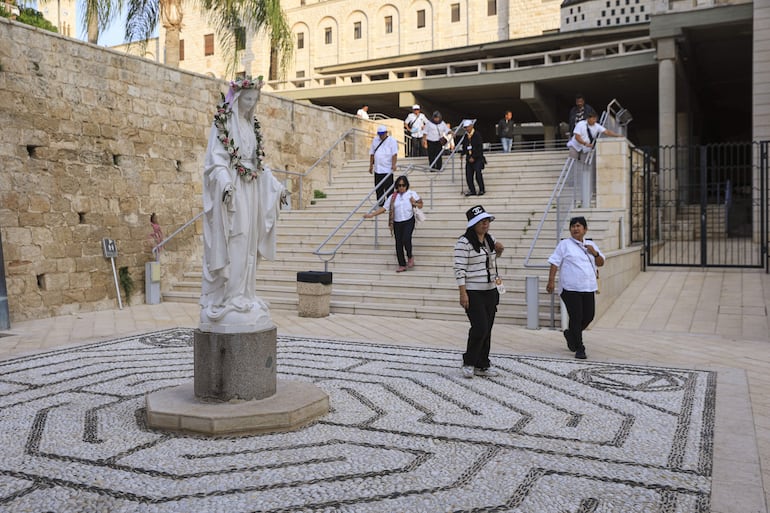 Nazaret es el escenario bíblico de la infancia de Jesús, pero en 2025 y a las puertas de la Navidad se ha convertido en una urbe con negocios cerrados, basura acumulándose en las calles e índices de criminalidad disparados, fruto del abandono estatal que sufren las ciudades palestinas en el norte de Israel. 
