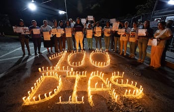Familiares de presos políticos cumplieron 100 días de vigilias frente a cárceles de Venezuela, donde esperan la libertad de sus parientes en medio del proceso de amnistía comenzado en febrero.