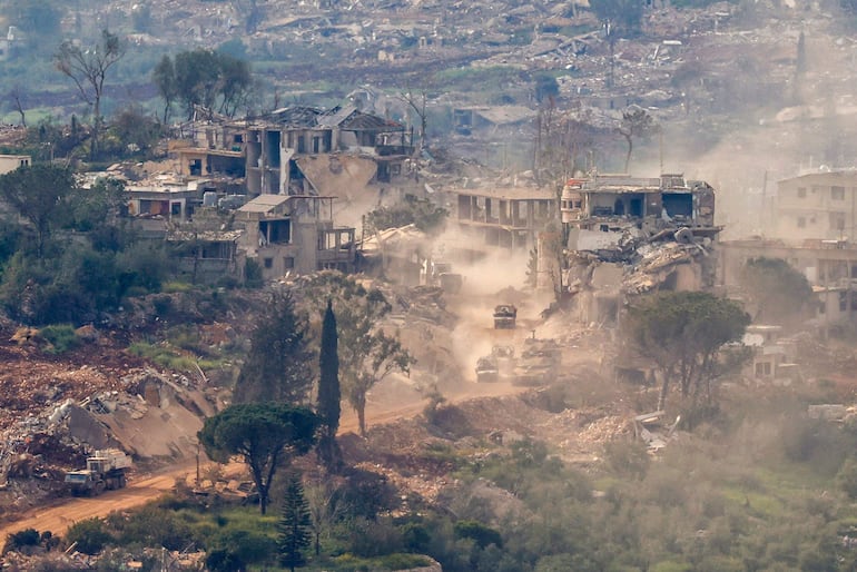 Vehículos militares israelíes entre edificios destruidos en el sur de Líbano, ayer sábado.