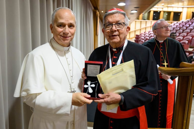 El Cardenal Adalberto Martínez entregó al Papa León XIV una cruz de filigrana paraguaya.