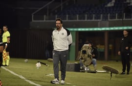 El entrenador de Olimpia, Pablo "Vitamina" Sánchez durante el encuentro frente al Sportivo San Lorenzo, válido por la vigésima ronda del torneo Apertura 2026.
