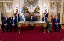 Esta fotografía, distribuida por la Presidencia argentina, muestra al presidente Javier Milei (C) dirigiéndose a la nación junto a miembros de su gabinete en la Casa Rosada, palacio presidencial de Buenos Aires, el 30 de julio de 2026.