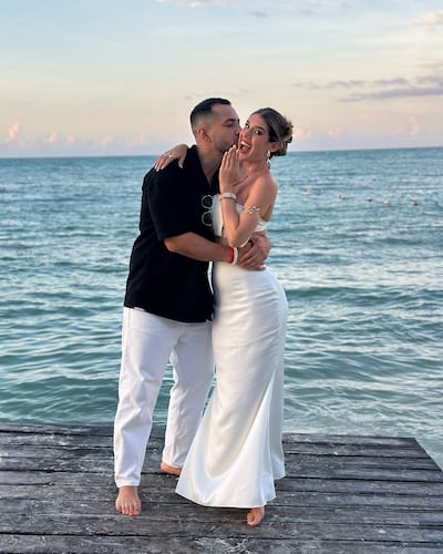 Betha Borba y Jorge Escobar se comprometieron a orillas del Caribe.