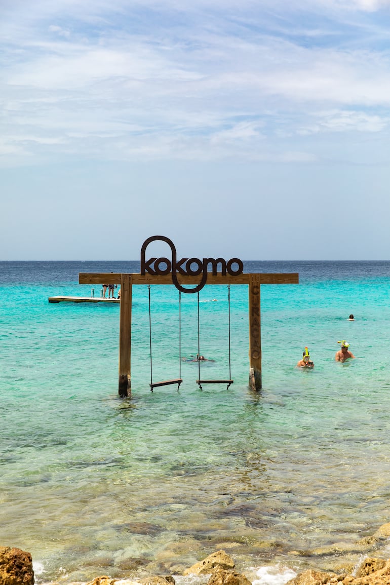 El columpio de Kokomo, la playa de aguas de colores casi irreales.