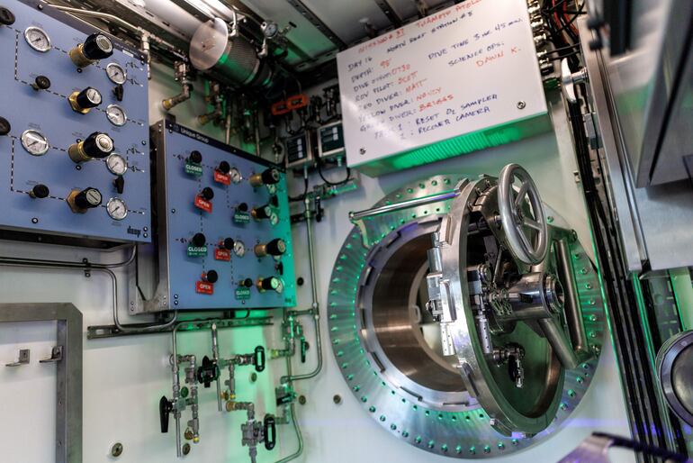 Vista de la escotilla principal del hábitat submarino humano Vanguard DEEP del piloto, expuesta en un almacén en Miami, Florida, Estados Unidos, el 29 de octubre de 2025.
