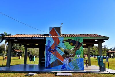 Estos coloridos murales temáticos se suma a los atractivos de la playa Tacuru Pucú.