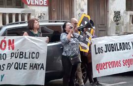 Jubilados municipales protestan frente al local de Delitos Económicos.