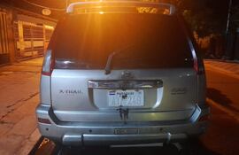 La camioneta afectada es una Nissan X-Trail, modelo 2004, tono plata, con matrícula AYF 249-PY, propiedad de Rubén Darío Coronel Maldonado.