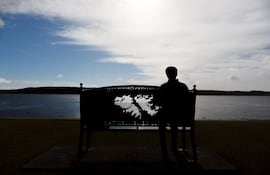 Fotografía de una persona observando en Puerto Argentino/Stanleyen en Islas Malvinas (Argentina).