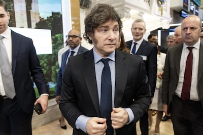 El presidente argentino Javier Milei (centro) visita la Bolsa de Valores de Nueva York (NYSE) para tocar la Campana de Apertura en Nueva York, Nueva York, EE.UU. El Gobierno de Argentina tachó este martes de “hipócritas” y “vacías” las consignas “impuestas” por Naciones Unidas, al recordar que decidió disociarse del Pacto para el Futuro que promueve dicho organismo internacional, horas antes de que el presidente, Javier Milei, dé su primer discurso ante la Asamblea General.