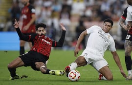 YEDA (ARABIA SAUDÍ), 09/01/2025.- El centrocampista inglés del Real Madrid Jude Bellingham (d) lucha con Samu Costa, del Mallorca, durante el partido de semifinales de la Supercopa de España de fútbol entre el Real Madrid y el RCD Mallorca, este jueves en Yeda. EFE/ Alberto Estévez