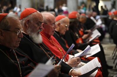 Los cardenales participan de una misa en Roma. 