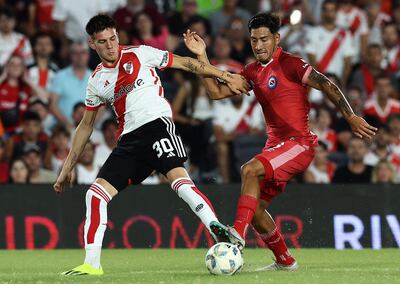 Franco Mastantuono (i), mediocampista de River Plate, disputa el balón con Román Vega, defensor de Argentinos Juniors, durante el partido de anoche en el estadio Más Monumental de Buenos Aires.