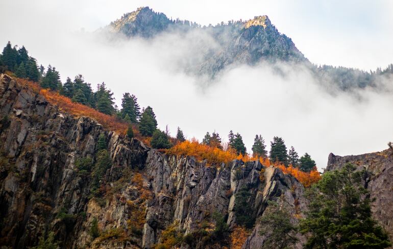 Cordillera con nubes bajas, fuera de Salt Lake City.