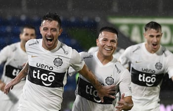 Los jugadores de Olimpia festejan un gol en el partido frente a San Lorenzo por la fecha 9 del torneo Apertura 2026 de la Primera División de Paraguay en el estadio Defensores del Chaco, en Asunción, Paraguay.
