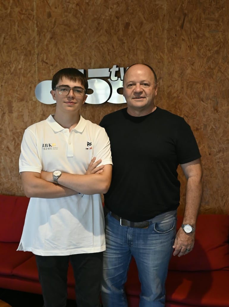 Mateo Valente y su padre, Cristian, en ocasión de su visita al medio.