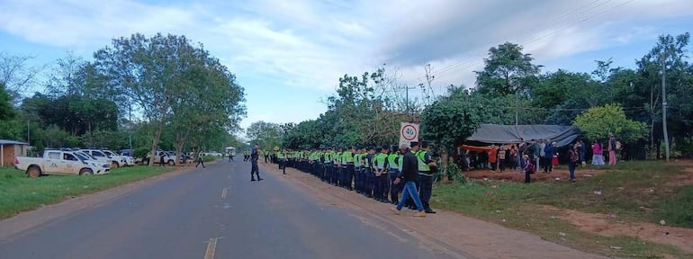 La Policía mantiene un importante despliegue para evitar el cierre de la ruta y garantizar la circulación vehicular