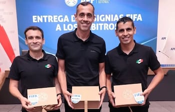 Milciades Saldívar, Juan Gabriel Benítez y Eduardo Cardozo (d), los tres árbitros paraguayos designados para el Mundial 2026.