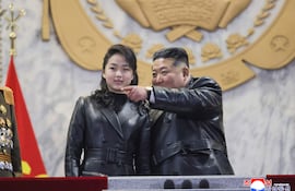El líder norcoreano Kim Jong Un (d) junto a su hija, Kim Ju Ae,durante el congreso del partido oficialista.