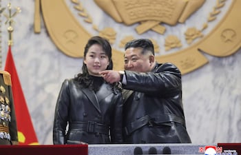 El líder norcoreano Kim Jong Un (d) junto a su hija, Kim Ju Ae,durante el congreso del partido oficialista.