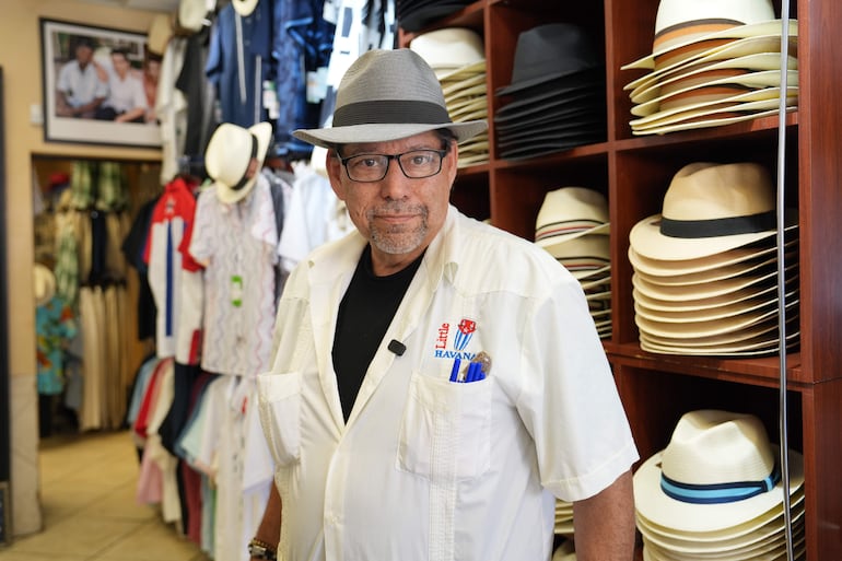 El vendedor Jhonny Cardona posa en la Pequeña Habana en Miami (Estados Unidos).