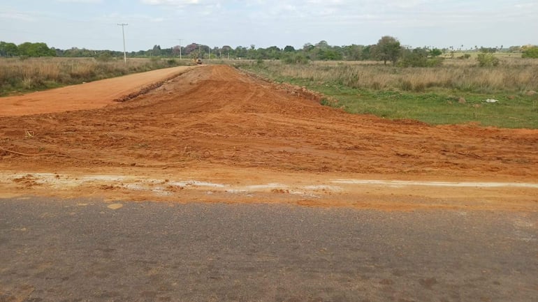 Los vecinos de la compañía Bajo Guazú, de Carapeguá, mejoraron seis kilómetros de terraplén y habilitaron un puente de hormigón armado.
