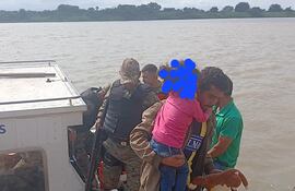 Marcos Morel en compañía de su prima, hija de la pareja fallecida contó que se salvaron de milagro. Llegan a Fuerte Olimpo luego de que se refugiaran en una comunidad indígena.