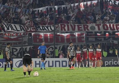 Los jugadores de River Plate festejan un gol en el partido frente a Libertad por la Copa Libertadores 2024 en el estadio Defensores del Chaco, en Asunción, Paraguay.