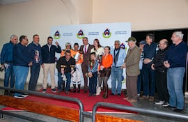 La tres años Show Emotion del stud 8 Años consiguió el triunfo en el clásico "Antonio Coscia Campos", disputado el domingo en el Jockey Club.