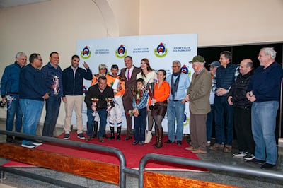 La tres años Show Emotion del stud 8 Años consiguió el triunfo en el clásico "Antonio Coscia Campos", disputado el domingo en el Jockey Club.