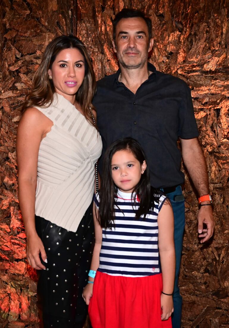 Lizzie Arias y Mariano Ganser junto a Athina Ganser Arias. 