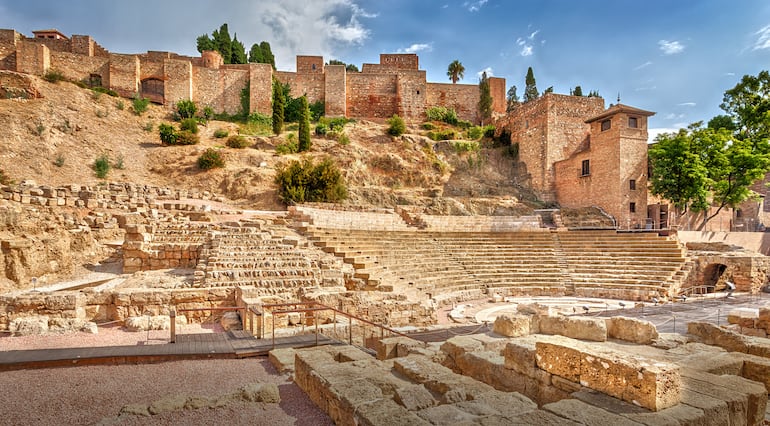 Vista del antiguo anfiteatro romano y de la Alcazaba en Málaga, España.