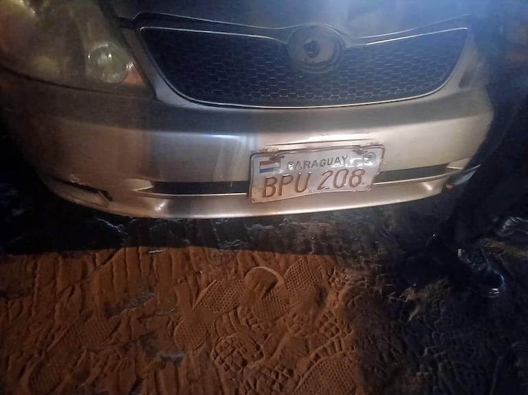 El automóvil quedó con rastros del brutal choque que le costó la vida a la joven estudiante. 