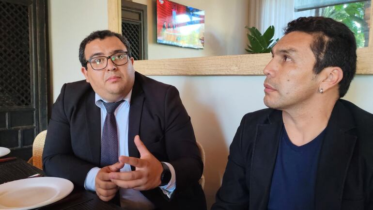 El abogado David Castillo y el ex jugador de la selección paraguaya, Salvador Cabañas.