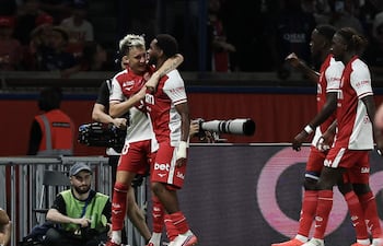 El centrocampista belga del Mónaco, Stanis Idumbo celebra el segundo gol de su equipo durante el partido de fútbol de la L1 francesa entre el Paris Saint-Germain (PSG) y el AS Monaco en el estadio Parque de los Príncipes de París.