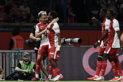El centrocampista belga del Mónaco, Stanis Idumbo celebra el segundo gol de su equipo durante el partido de fútbol de la L1 francesa entre el Paris Saint-Germain (PSG) y el AS Monaco en el estadio Parque de los Príncipes de París.