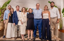Jorge Mendelzon y familia en el lanzamiento “De pie”, su nuevo libro con “palabras para sostener el alma” en el Centro de Convenciones Mariscal.