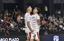 Jorge Morel festeja el primero del partido y de Cerro Porteño junto a su compañero Jonatan Torres, anoche en La Huerta de Libertad