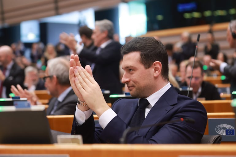 Jordan Bardella, legislador por Francia en la Eurocámara, celebra la aprobación del endurecimiento de la política migratoria europea.