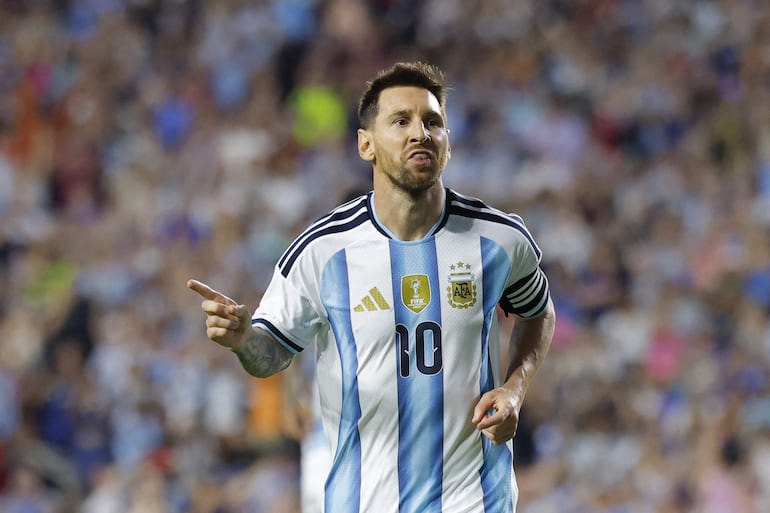 Lionel Messi de Argentina celebra tras anotar el segundo gol del equipo durante el partido amistoso internacional entre Argentina e Islandia en el Jordan-Hare Stadium, en Auburn, Alabama.