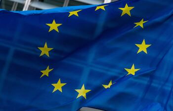 Una bandera europea ondea frente a la sede de la Comisión Europea en Bruselas, Bélgica.